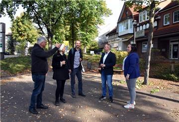 Bürgermeister Diedrich Höyns, Malena Schnakenberg und Moritz Vahldiek vom Planungsbüro, Gemeindedirektor Jörn Keller und Bauamtsleiterin Katharina Freimuth (von links) im Austausch vor der Ortsbegehung.