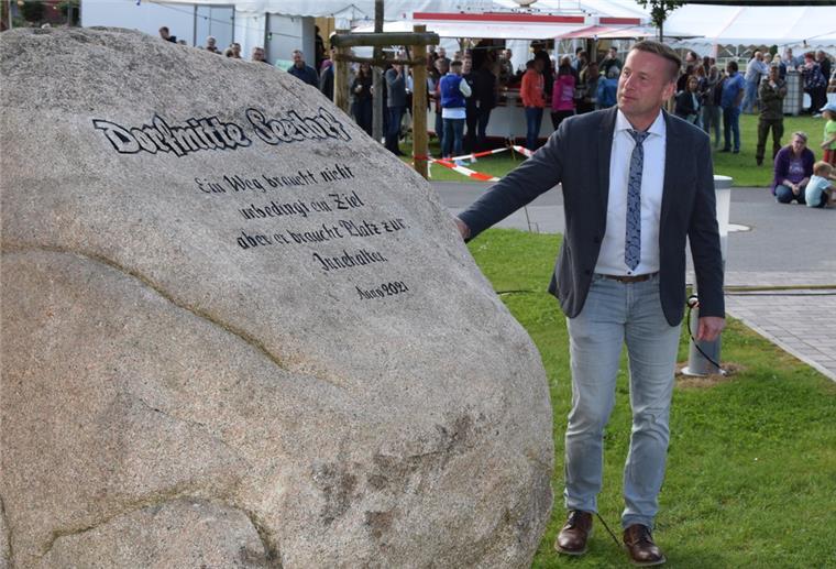 Ortsmitte: Seedorf weiht Projekte für rund 1,6 Millionen Euro ein Bürgermeister Harald Hauschild enthüllte in der Seedorfer Ortsmitte einen Findling, der an die Dorfentwicklung erinnern soll.