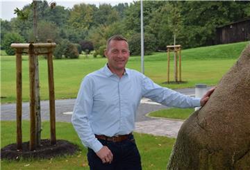 Bürgermeister Harald Hauschild freut sich auf die Freizeitangebote für Jugendliche, die in der Seedorfer Ortsmitte auf einer Rasenfläche im Hintergrund entstehen sollen, wenn es mit dem Fördergeld klappt.