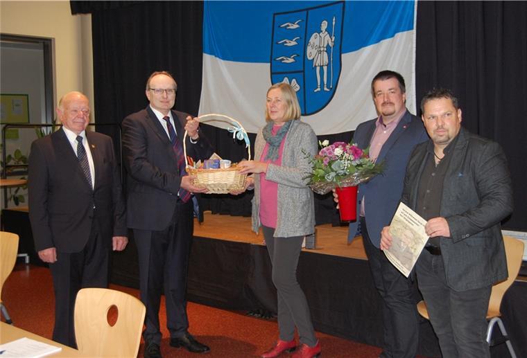 Stadland: Harald Stindt als Bürgermeister verpflichtet Bürgermeister Harld Stindt (2. von links) freute sich über die Willkommensgeschenke, die (von rechts) Olaf Helwig (WPS/FDP-Gruppe), Torben Hafeneger (Gruppe SPD/Unabhängige) und Elke Kuik-Janssen (Grüne) in Namen des Rates übergaben. Günter Busch (CDU, links) hatte den neuen Verwaltungschef zuvor offiziell vereidigt.