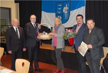 Bürgermeister Harld Stindt (2. von links) freute sich über die Willkommensgeschenke, die (von rechts) Olaf Helwig (WPS/FDP-Gruppe), Torben Hafeneger (Gruppe SPD/Unabhängige) und Elke Kuik-Janssen (Grüne) in Namen des Rates übergaben. Günter Busch (CDU, links) hatte den neuen Verwaltungschef zuvor offiziell vereidigt.