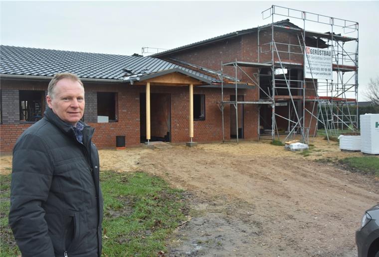 Freetz: Neues Dorfgemeinschaftshaus kommt gut voran Bürgermeister Hermann Stemmann ist schon ein bisschen stolz auf seine Freetzer. Die Wände für das neue Dorfgemeinschaftshaus haben die fleißigen Helfer aus dem Ort allein hochgezogen, auch das Dach wurde in Eigenleistung erstellt.