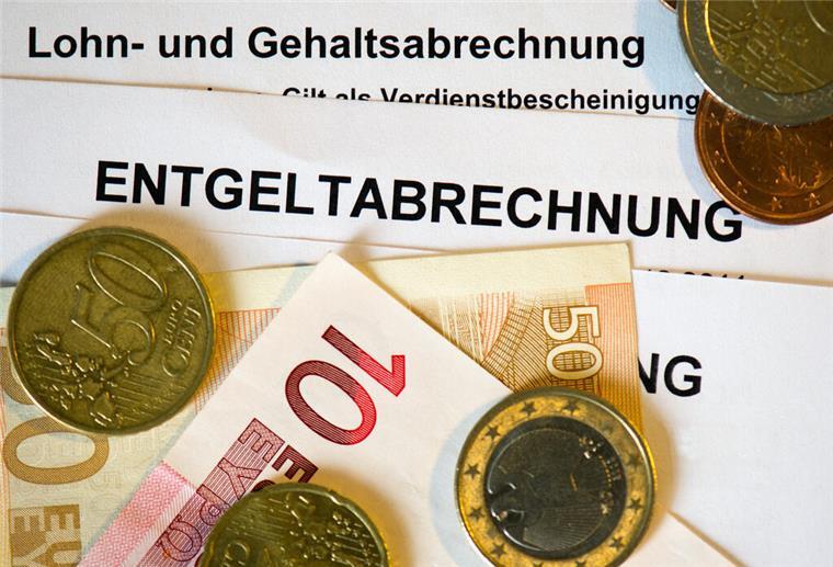 Gehaltscheck: So viel verdient Bremerhavens Oberbürgermeister Melf Grantz! Auf Lohn- und Gehaltsabrechnungen (Entgeltabrechnungen) liegen Euromünzen und Eurogeldscheine.