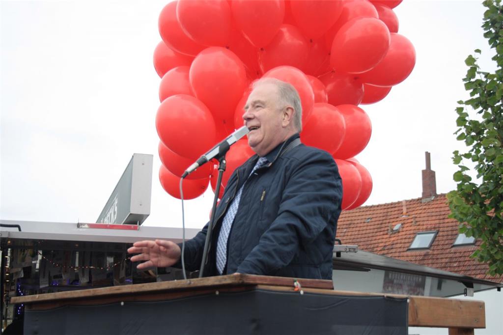 Bürgermeister Klaus Rübesamen bedankte sich in seiner Rede bei den vielen fleißi...