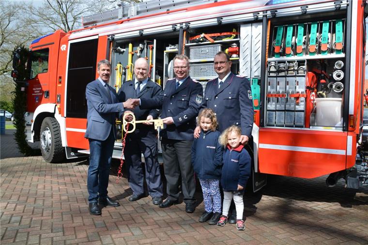 Neues Löschfahrzeug für Geestensether Feuerwehr Bürgermeister Klaus Wirth (von links), Gemeindebrandmeister Thorsten Müller, Ortsbrandmeister Detlef Heinsohn und Stellvertreter Christian von Glahn mit Feuerwehr-Nachwuchs Ronja und Lisa stellen das neue Hilfeleistungslöschgruppenfahrzeug (HLF20) in Dienst.