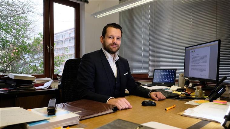 Bürgermeister Marcel Fangohr (parteilos) sitzt in seinem Büro.