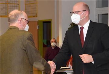 Bürgermeister Marco Mohrmann (rechts) verpflichtet die Mitglieder des Gemeinderates in Rhade per Handschlag.
