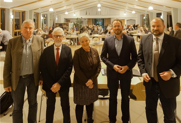 Wurster Nordseeküste: Viele neue Ratsmitglieder Bürgermeister Marcus Itjen (4. von links) stehen in den kommenden fünf Jahren die Ratsmitglieder Marius Richter (Grüne, von links), Henry Kowalewski (SPD) und Martin Vogt (CDU) als ehrenamtliche Bürgermeister zur Seite. Zur neuen Ratsvorsitzenden wurde Hanna Bohne (CDU) gewählt.