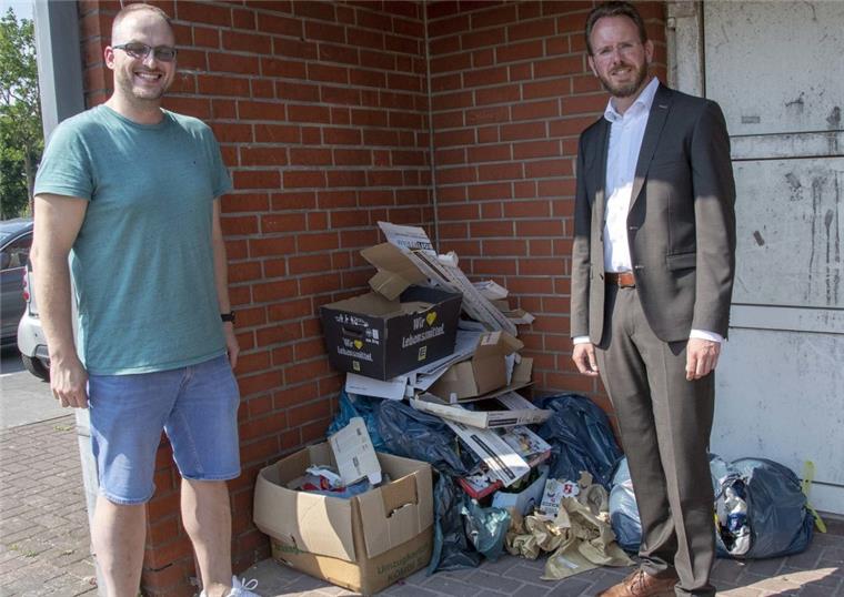 Anzeige droht! Altpapier-Ärger in Dorum Bürgermeister Marcus Itjen (rechts) und Marco Mendes vom Edeka-Markt weisen darauf hin, dass die Entsorgung von Altpapier und Flaschen auf dem Privatgrundstück nicht mehr möglich ist.