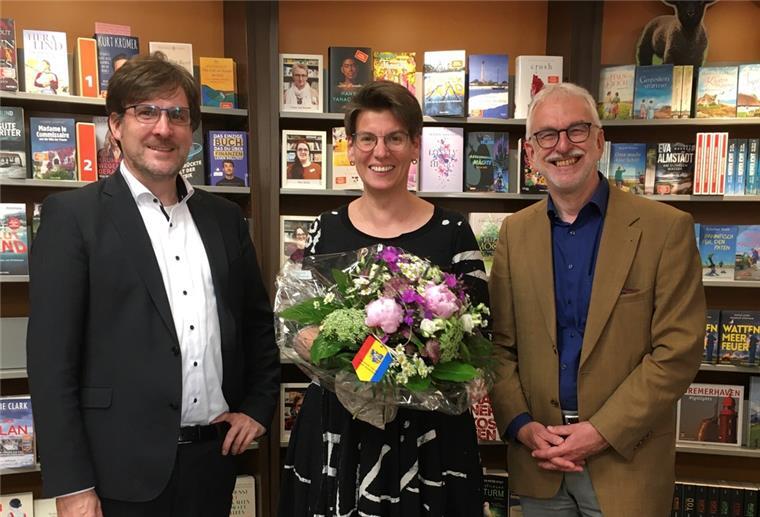 Nordenham: Land zeichnet Bücher v. Bestenbostel aus Bürgermeister Nils Siemen (links) und Wirtschaftsförderer Jürgen Mayer gratulierten Buchhändlerin Anne v. Bestenbostel zu der Auszeichnung.