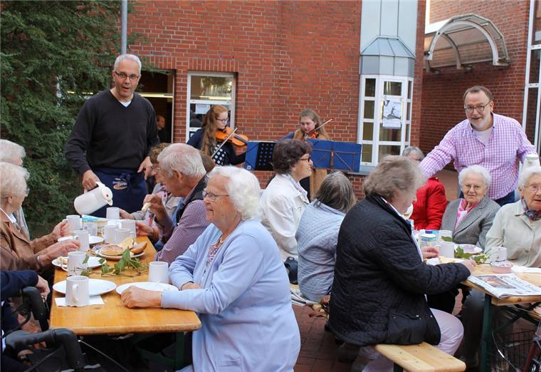 Zevener "Bürger-Brötchen" gehen weg wie warme Semmeln Bürgermeister Norbert Wolf (links) und Ratsherr Michael Solty schenken Kaffe ein, während die Musikschülerinnen Jana-Maria Kensik aus Oldendorf und die Zevenerin Gwyneth-Emily Kramer die gut gelaunten Frühstücksgäste mit flotten Geigenklängen unterhalten.