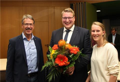 Bürgermeister-Stichwahl in Schiffdorf: Henrik Wärner und seine Partnerin Silla Kothe haben Grund zu feiern. Wärner geht als klarer Sieger aus der zweiten Wahlrunde hervor – er wird für die kommenden fünf Jahre ins Rathaus einziehen. Amtsinhaber Klaus Wirth (parteilos) gratuliert dem Christdemokraten. Foto: Hartmann