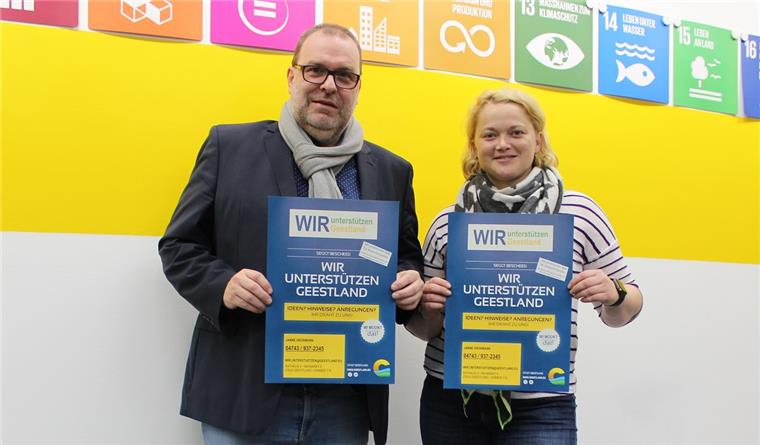 Geestland: Bürger können sich per Smartphone beschweren Bürgermeister Thorsten Krüger und die Managementbeauftragte Janne Großmann werben für die neue App „Chancenmanagement“, mit der die Bürger Mängel schnell der Verwaltung melden können.