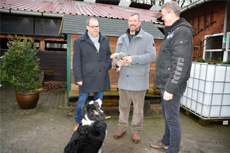Rent-a-Huhn: Stadt Geestland mietet die ersten Abo-Eier Bürgermeister Thorsten Krüger (von links), ?Hühnerbaron? Dennis Wolff-Von der Lieth und der Gesellschafter der EWW Thomas Fahse freuen sich schon auf das fröhliche Gackern in Geestland.