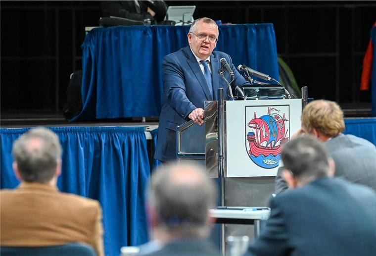 Bremerhaven muss Millionen einsparen Bremerhavens Bürgermeister Torsten Neuhoff bei der Stadtverordnetenversammlung in der Stadthalle. Er steht am Rednerpult