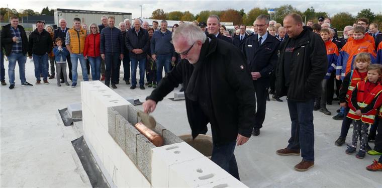 Grundstein für neues Feuerwehrhaus in Lunestedt gelegt Bürgermeister Ulf Voigts mauerte eine Kupferhülse mit Plänen und der aktuellen NORDSEE-ZEITUNG in Lunestedt ein.