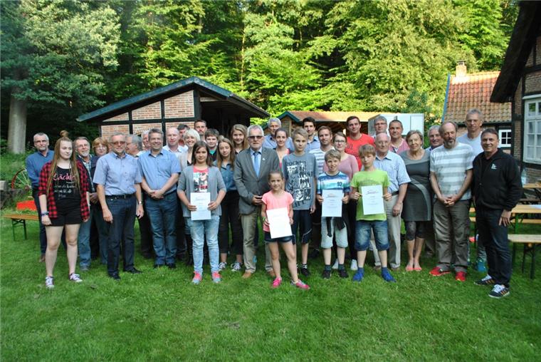 Gemeinde Beverstedt ehrt 100 Sportler und Ehrenamtliche Gruppenfoto von Sportlern und Ehrenamtlichen des Jahres in Beverstedts