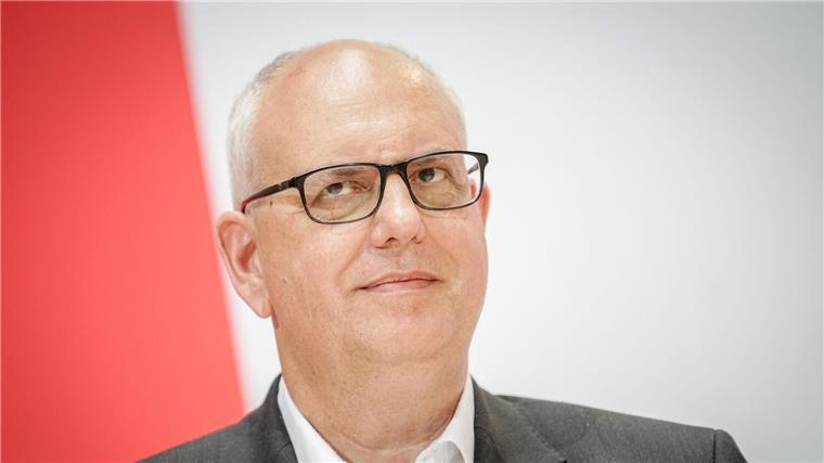 Bürgermeister von Bremen Andreas Bovenschulte äußert sich auf einer Pressekonferenz.