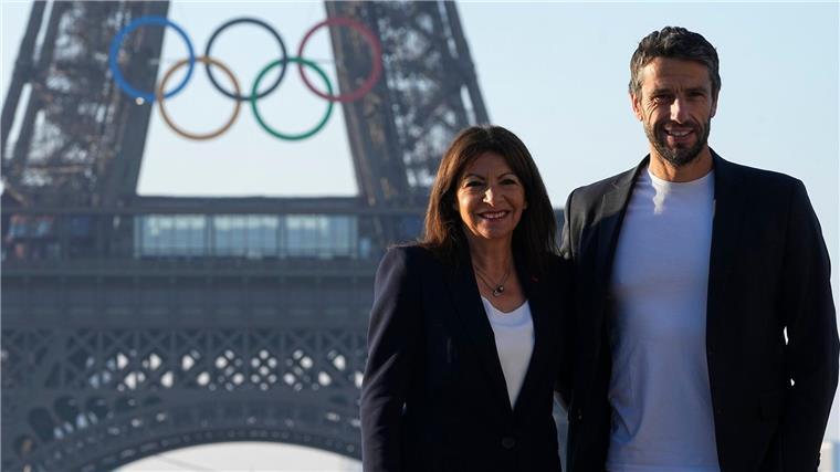 Olympische Ringe bleiben auf Eiffelturm in Paris Bürgermeisterin Anne Hidalgo hatte sich dafür stark gemacht, dass die olympischen Ringe auf dem Eiffelturm bleiben.