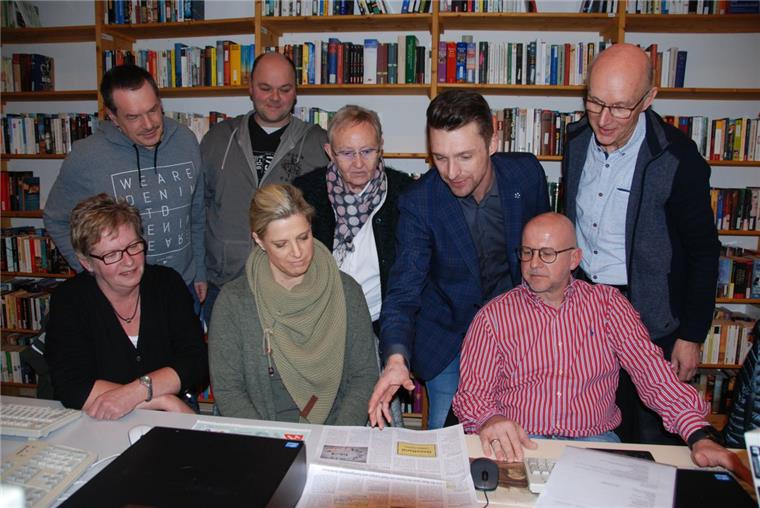 Neuenwalde: Ellen Frank begeistert Bürger für die Kommunalpolitik Bürgermeisterin Ellen Frank (stehend) hatte Geestlands Pressesprecher Matthias Wittschieben (rechts daneben) eingeladen, um Informationswege für Ortsratsmitglieder vorzustellen. Interessiert lauschen die Interessenten am kommunalpolitischen Ehrenamt (sitzend von links) Christiane Witt, Katja Giese und Kai Pettke sowie (stehend von links) Sven Sommerfeld, Harald Vogel und Dieter Oldenbüttel.
