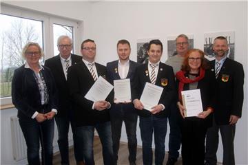 Bürgermeisterin Ina Korter und DLRG-Chef Reiner Przyklang freuten sich mit den Geehrten Cord Janßen, Kai Bahlmann und Oliver Kähler sowie den Jubilaren Heiko Schröder, Anke Helm-Brandau (von links). Auch Bezirksdirektor Klaus Wendeling (rechts) gratulierte.  