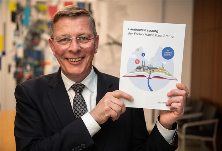 So kann die Bremer Landesverfassung jeder verstehen Bürgerschaftspräsident Frank Imhoff mit dem ersten Exemplar der Landesverfassung in Einfacher Sprache