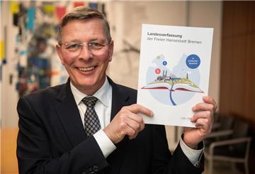 Bürgerschaftspräsident Frank Imhoff mit dem ersten Exemplar der Landesverfassung in Einfacher Sprache