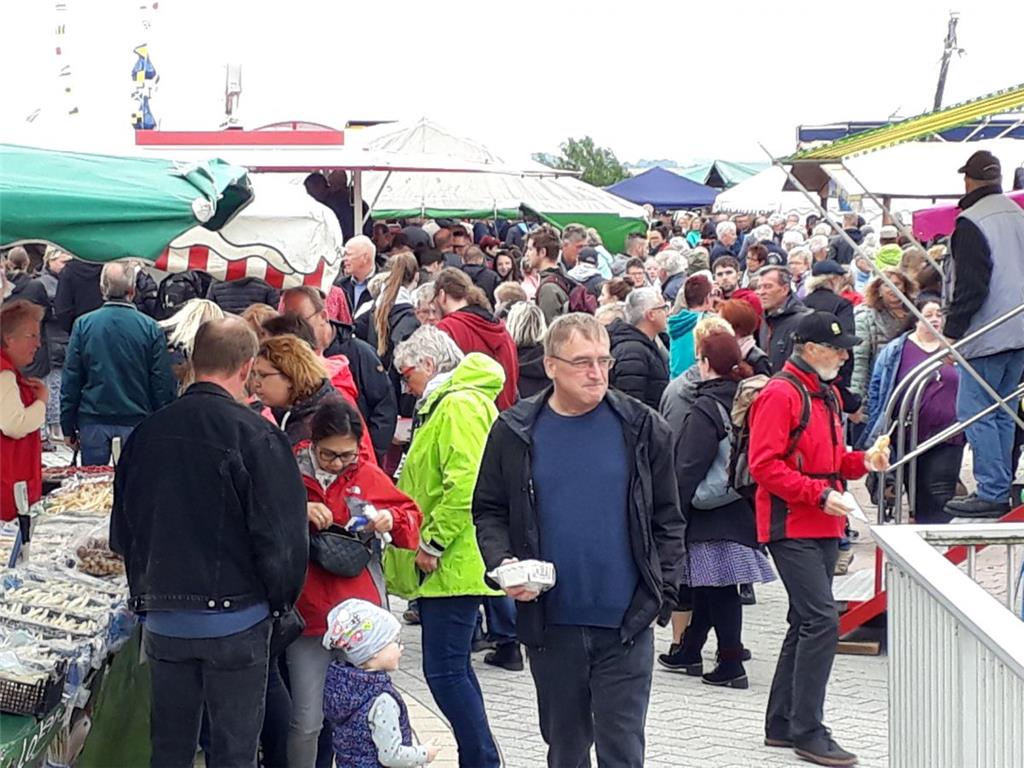Bummeln und klönen: Tausende Besucher waren am Himmelfahrtstag beim Sandstedter ...