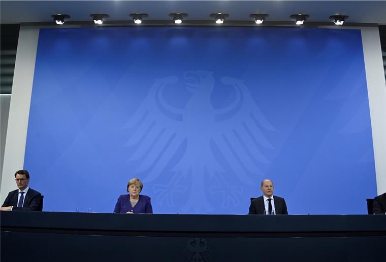 Bund und Länder: Beschlüsse für neue Corona-Maßnahmen Hendrick Wüst (CDU,l-r), Ministerpräsident von Nordrhein-Westfalen, die geschäftsführende Bundeskanzlerin Angela Merkel (CDU), Olaf Scholz (SPD), SPD-Kanzlerkandidat und Bundesminister der Finanzen, und Michael Müller (SPD), Regierender Bürgermeister von Berlin, geben nach der Ministerpräsidentenkonferenz mit Scholz und Merkel zur Corona Pandemie im Bundeskanzleramt eine Pressekonferenz.