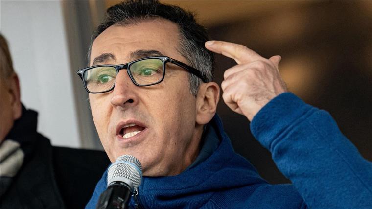 Bundesagrarminister Cem Özdemir spricht bei der Demonstration von Landwirten in Berlin.