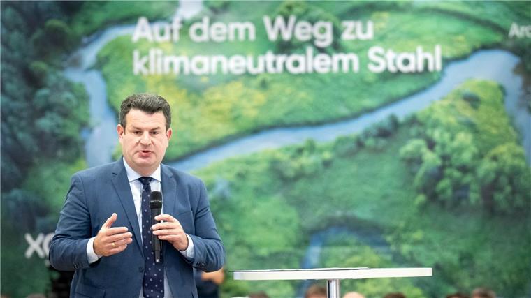 Auf dem Weg zu grünem Stahl - Wandel auf der Bremer Hütte Bundesarbeitsminister Heil besucht das Stahlwerk, um sich über die Veränderungen zu informieren.