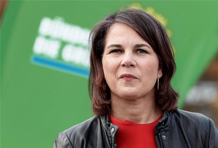 Baerbock: Deutschland für Öl-Embargo Bundesaussenministerin Annalena Baerbock (Grüne) spricht auf einer Wahlkampfveranstaltung ihrer Partei zur Schleswig-Holsteinischen Landtagswahl am 8. Mai.