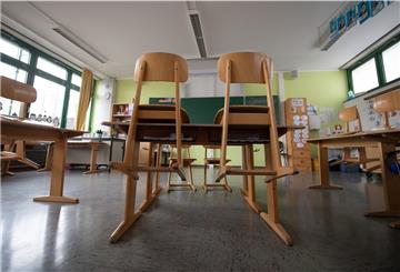 Ein leeres Klassenzimmer in der Corona-Pandemie in einer Grundschule. 