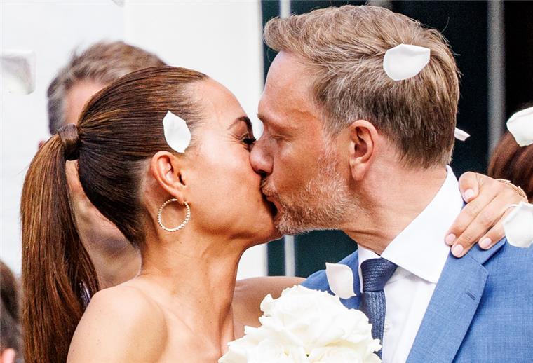 Bundesfinanzminister Christian Lindner (FDP) und seine Lebensgefährtin Franca Lehfeldt verlassen das Sylt-Museum