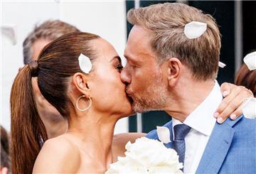Bundesfinanzminister Christian Lindner (FDP) und seine Lebensgefährtin Franca Lehfeldt verlassen das Sylt-Museum