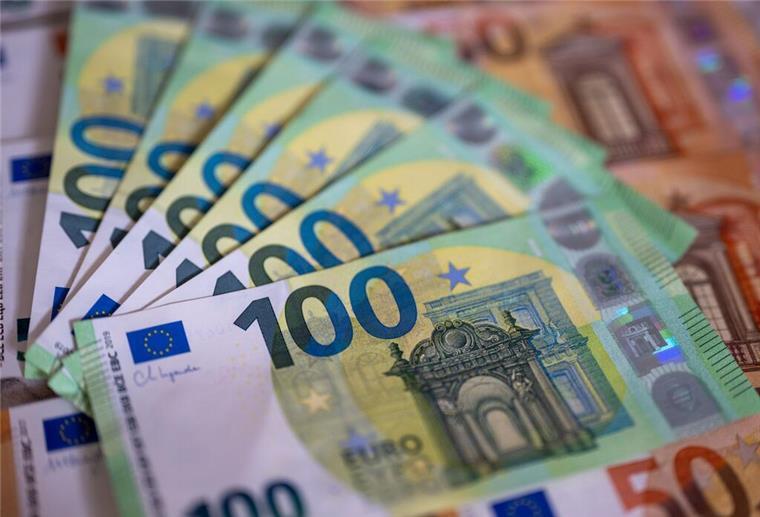 Finanzminister plant neue Steuererhöhungen! Wer davon betroffen sein soll Geldscheine mit dem Wert von 100 und 50 Euro liegen auf einem Tisch.