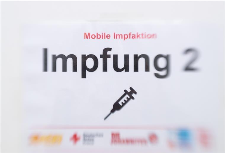Ein Schild „Mobile Impfaktion - Impfung 2“ ist in einem Impfzelt zu sehen.