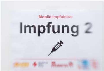 Ein Schild „Mobile Impfaktion - Impfung 2“ ist in einem Impfzelt zu sehen.