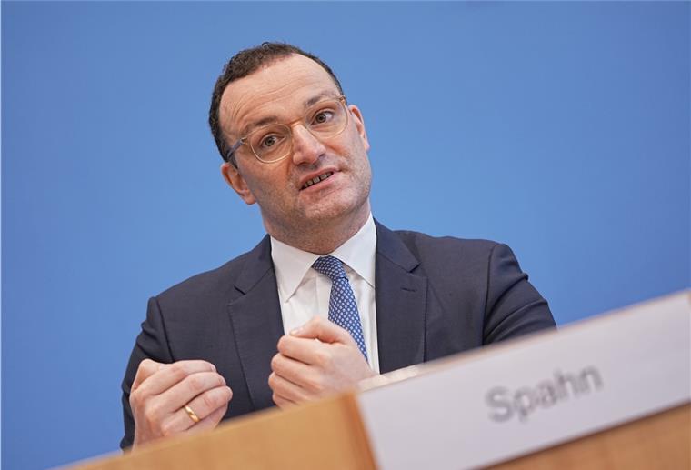 Spahn: Moderna ist ein sicherer und sehr wirksamer Impfstoff Jens Spahn (CDU), Bundesminister für Gesundheit, nimmt an einer Pressekonferenz zur Coronaimpfung mit den Impfstoffen von Moderna und Biontech Teil.