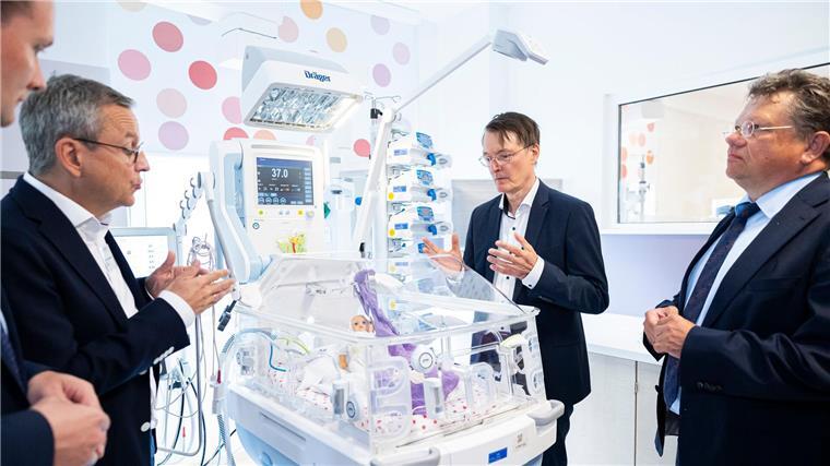 Minister fordert Änderung von Vorgaben für Kinderkliniken Bundesgesundheitsminister Karl Lauterbach (2.v.r.) sagt, die geplante Krankenhausreform werde die Bedingungen für Kinderkrankenhäuser verbessern.