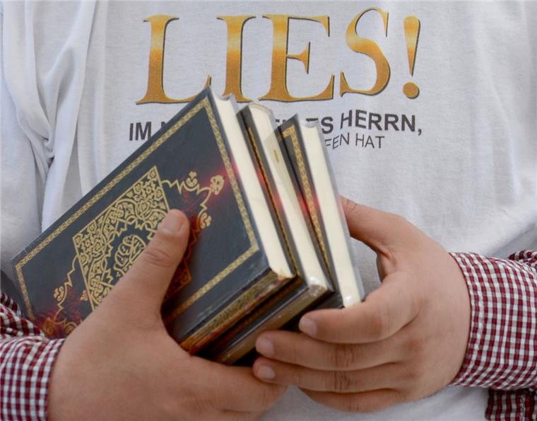 "Kein IS-Rückkehrer in Bremerhaven" Bundesinnenminister Thomas de Maizière hat die „Lies!“-Koran-Verteilaktionen verboten.