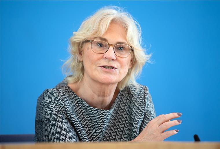 Maskenpflicht soll auf Verhältnismäßigkeit überprüft werden Bundesjustizministerin Christine Lambrecht fordert, dass die Maskenpflicht auf Verhältnismäßigkeit überprüft wird.