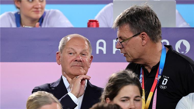 Scholz bekräftigt Wunsch nach Olympia in Deutschland Bundeskanzler Olaf Scholz (l.) wünscht sich Olympische Spiele in Deutschland.