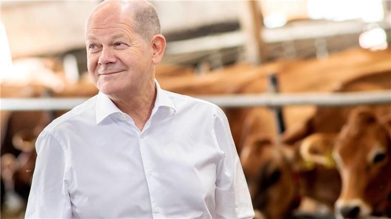 Bundeskanzler Olaf Scholz (SPD) besichtigt den Kuhstall des biologisch geführten Betriebs der Familie Sündermann.