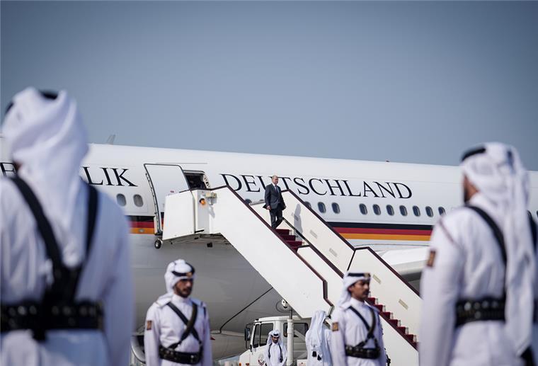 Bundeskanzler Olaf Scholz (SPD) geht auf dem Flughafen von Doha die Gangway am Airbus A340 der Luftwaffe hinunter