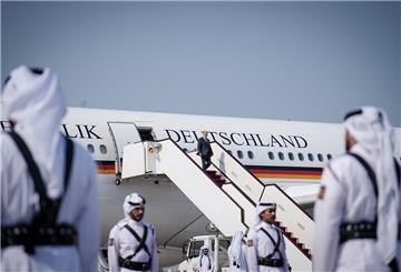 Bundeskanzler Olaf Scholz (SPD) geht auf dem Flughafen von Doha die Gangway am Airbus A340 der Luftwaffe hinunter