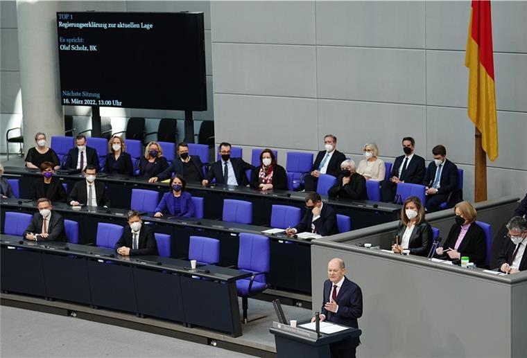 100 Milliarden extra für die Bundeswehr Bundeskanzler Olaf Scholz (SPD) hält zu Beginn der Sondersitzung des Bundestags zum Krieg in der Ukraine eine Regierungserklärung.
