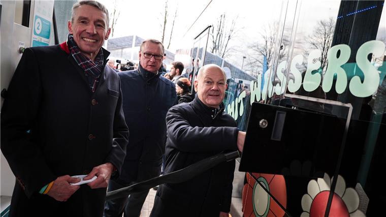 Scholz eröffnet Wasserstofftankstelle in Bremerhaven Bundeskanzler Olaf Scholz (SPD) hat die erste Wasserstofftankstelle in Bremerhaven eröffnet.