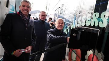 Bundeskanzler Olaf Scholz (SPD) hat die erste Wasserstofftankstelle in Bremerhaven eröffnet. 