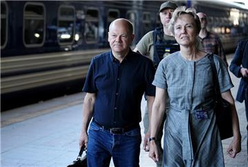 Bundeskanzler Olaf Scholz (SPD) kommt am Bahnhof in Kiew an und spricht mit Deutschlands Botschafterin in Kiew, Anka Feldhusen (r), auf dem Bahnsteig.